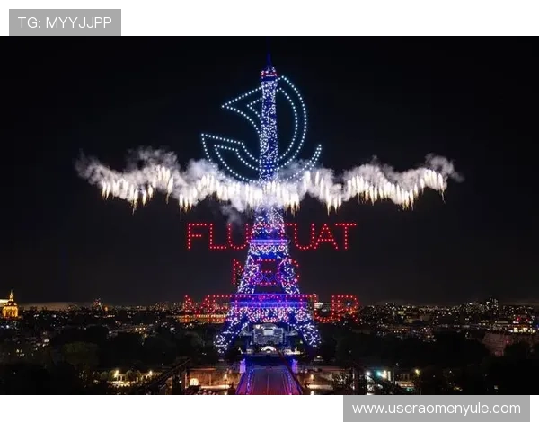 澳门巴黎铁塔夜晚灯光秀，打造梦幻般的浪漫氛围让人流连忘返